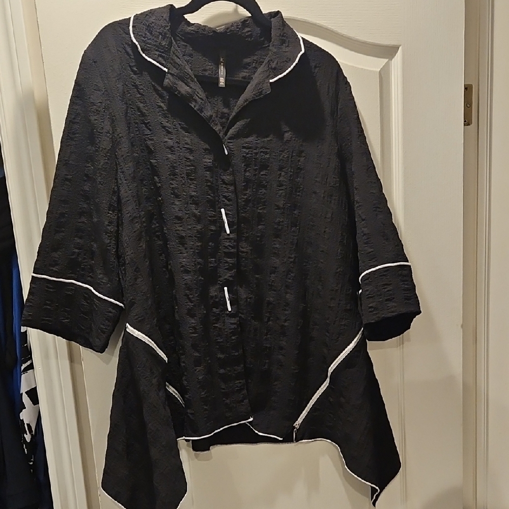 IC COLLECTION Textured Black Blazer with White Accents